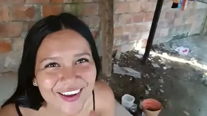 CHICA COLOMBIANA SE FOLLA A SU VECINA PARA CERRAR EL TRATO