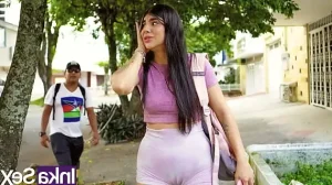 Desconocido observa a blanca Colombiana culona en las calles de Bucaramanga